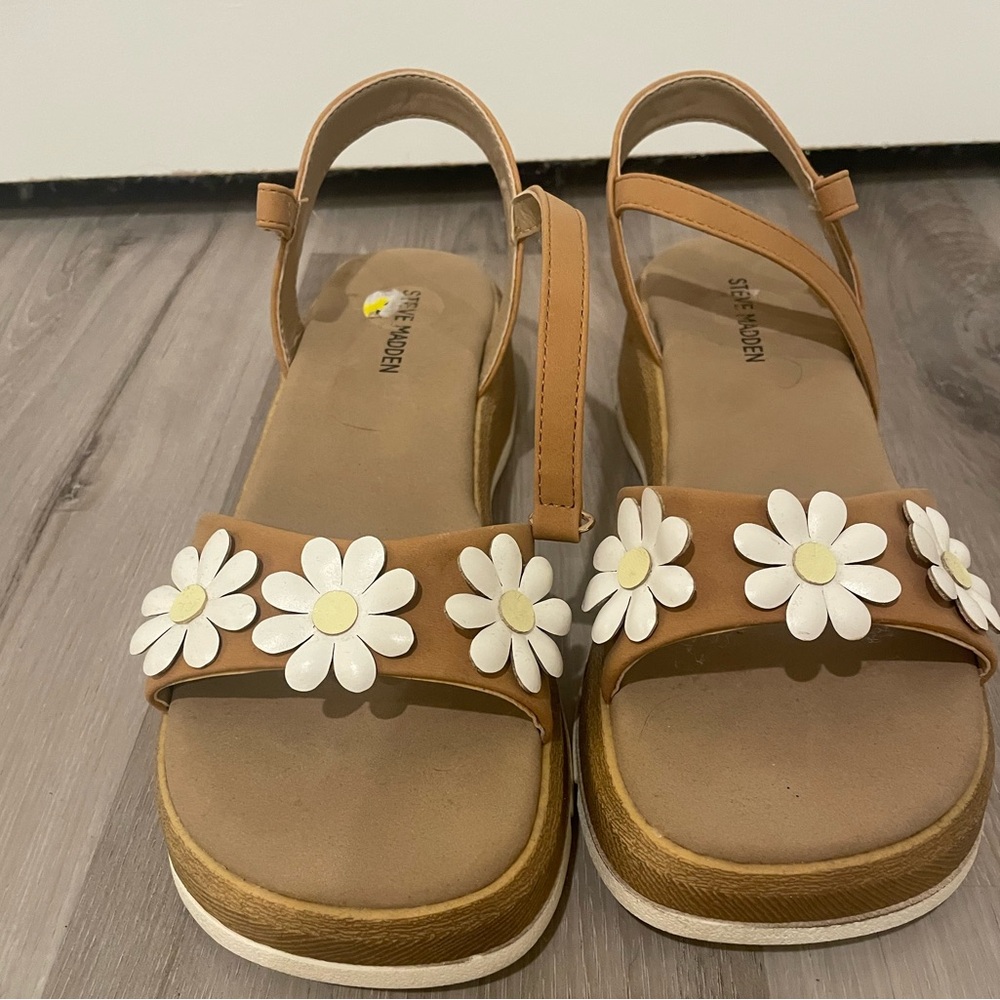 NEVER WORN Daisy Steve Madden Sandals